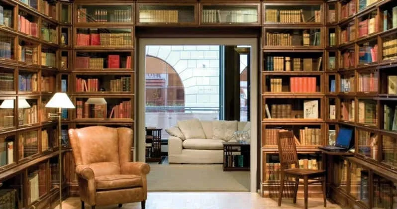 Evindən ona 76 min dollar qazandıran kitab tapdı FOTO