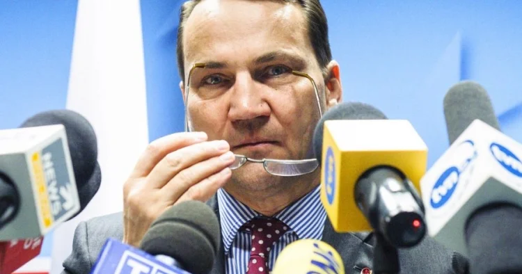 Sikorski: “Putin nəhəngi oyatdı”