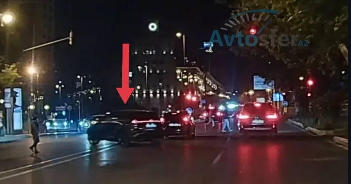 Qırmızı işıqda dayanmağa səbri çatmayan sürücü qaydaları belə pozdu VİDEO