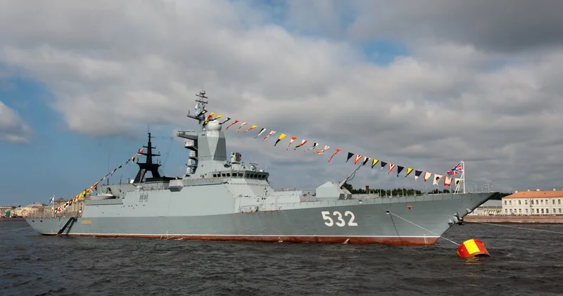 СМИ: Россия использовала военный корабль для защиты санкционного флота