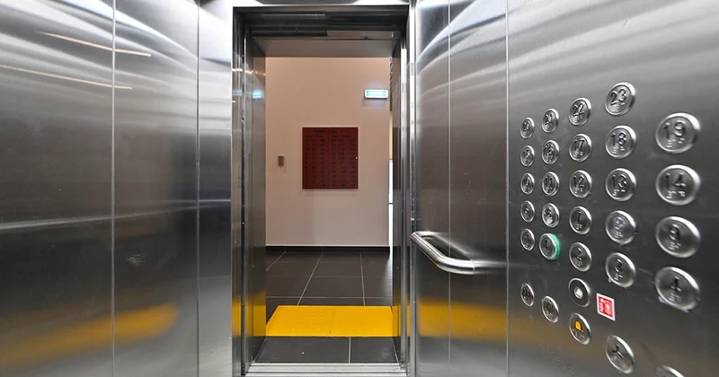 Mahaçqalada insanlarla dolu lift qırılaraq 12 ci mərtəbədən düşüb