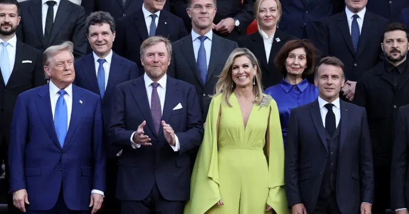 NATO zirvəsində geyimi ilə diqqət çəkdi: Kraliça yenə səhnənin ulduzu oldu (FOTO)