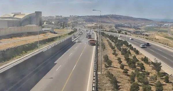 Bakıda minik maşını “KamAz”la toqquşub İki qadın xəsarət alıb