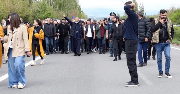 Qalstanyanın evində axtarış: keşiş dövlət çevrilişində ittiham olunur