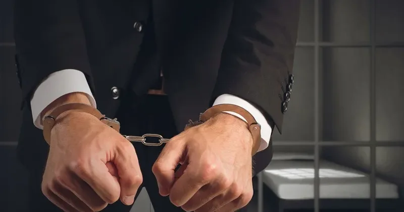 Miqrantlara sənəd düzəldən polislər tutuldu