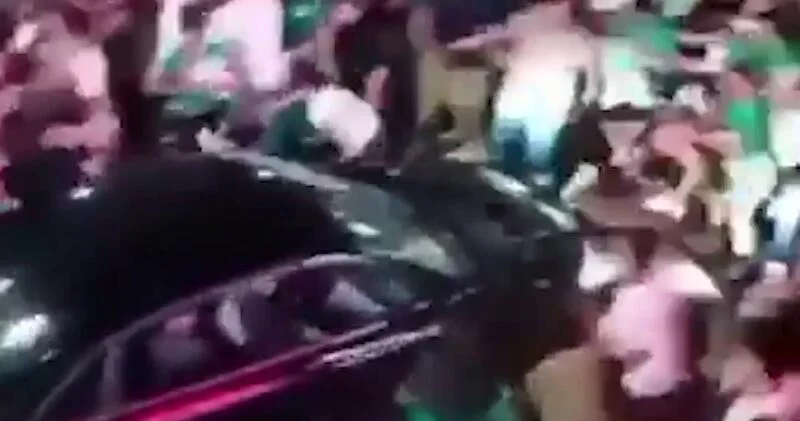 Автомобиль въехал в толпу после матча ЧМ ВИДЕО