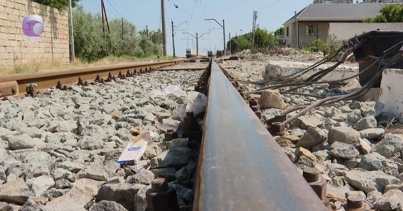 Bakının bu dəmir yolu ərazisində olan tikililərdə söküntü başladı VİDEO