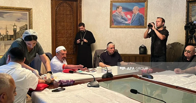 Dini icma başçıları Aşura günü qan verdilər