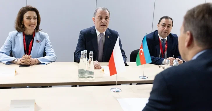 Главы МИД Азербайджана и Польши обсудили сотрудничество и поддержку Украины