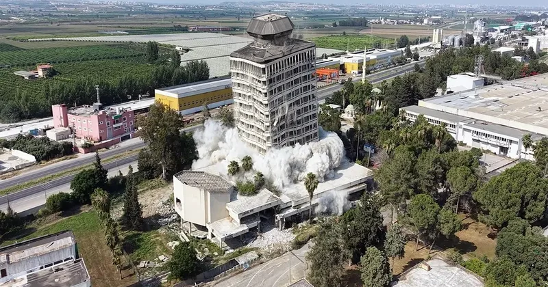48 illik bina saniyələr ərzində yox oldu Foto