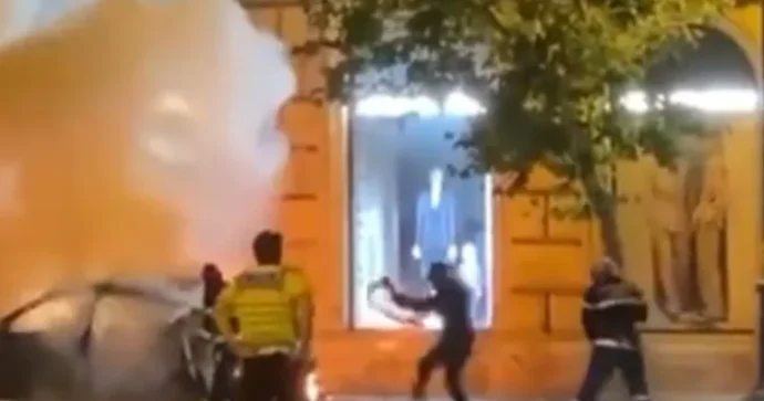Bakının mərkəzində maşın yanıb VİDEO YENİLƏNİB