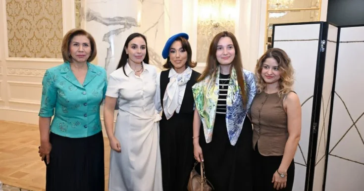 Leyla Əliyeva qızların məzun günündə Fotolar