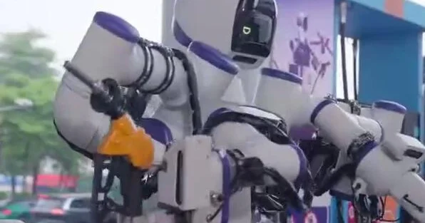 В Китае на АЗС появились роботы заправщики ВИДЕО
