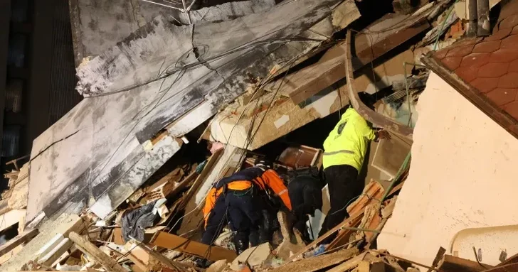 В Венесуэле спасатели извлекли троих детей из под завалов рухнувшего дома