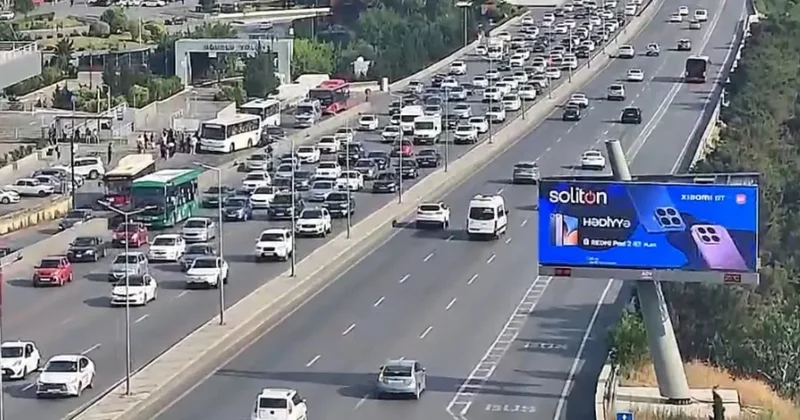 В Баку в трех направлениях затруднено движение транспорта