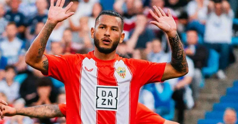 Portuqaliya nəhəngi Luis Suaresi rənglərinə bağladı