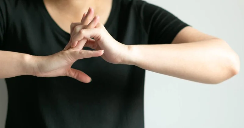 Barmaqları şaqqıldatmaq təhlükəlidir?