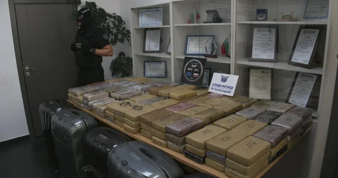 Avtomobilində 200 kiloqram narkotik daşıyan diplomat Bolqarıstanda saxlanıldı