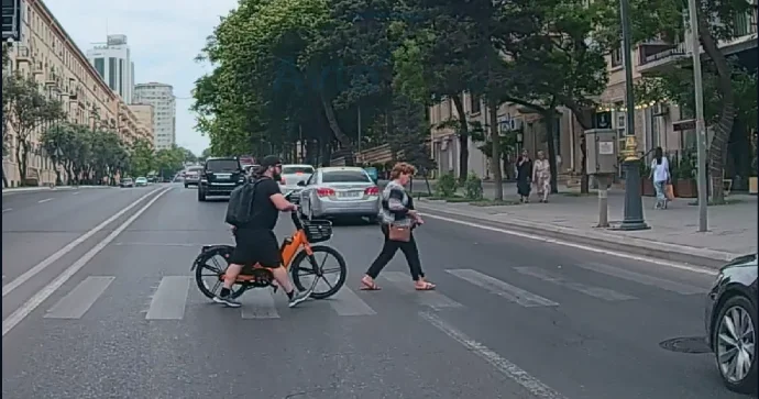 Hərəkətləri ilə qanun dərsi keçən velosipedçi: Belə etməyənləri cəza gözləyir VİDEO