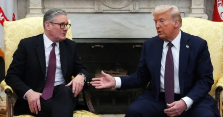 Bloomberg назвал неожиданные подробности разговора Трампа и Стармера