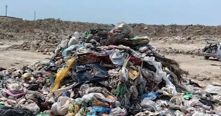Экологическое бедствие в Хазарском районе: мусоровоз регулярно сбрасывает отходы у дороги
