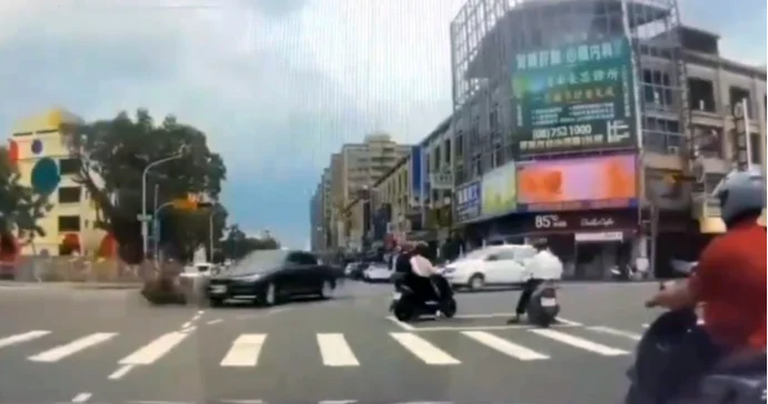 Motosiklet “BMW” ilə toqquşdu; sürücü havaya uçdu ANBAAN VİDEO