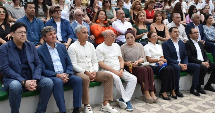 Yüksəkvəzifəli şəxslər festivalda Fotolar