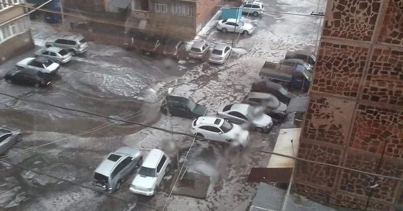 Güclü yağışdan sonra İrəvan küçələrində avtomobillər suyun içində qalıb VİDEO