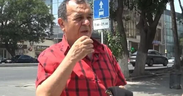 Tanınmış aktyor küçələrdə gül, corab satır