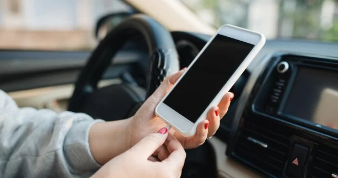 Avtomobildə smartfonu şarj etmək təhlükəlidir