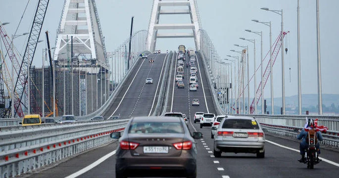 Krım körpüsündə uzun avtomobil növbələri yaranıb