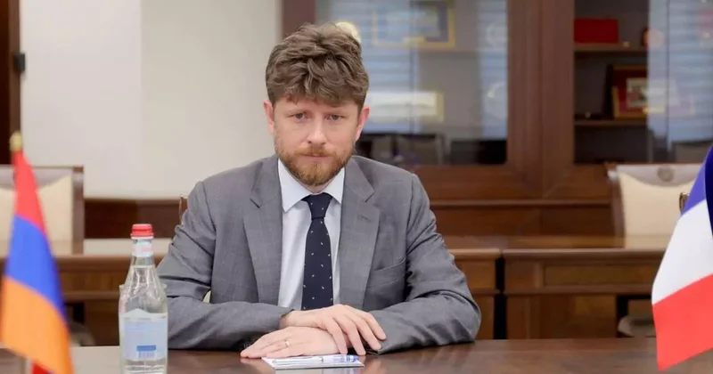 Посол Франции подоил армянскую корову Сону ВИДЕО
