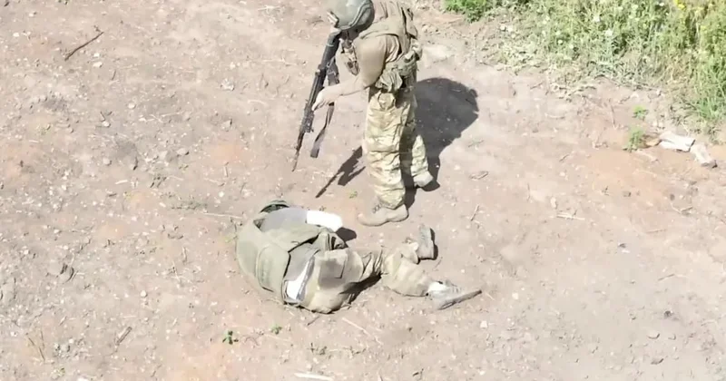 Российские солдаты расстреливают своих же военных Minval Politika