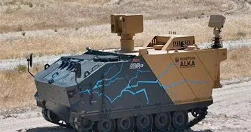 Türkiyə dünyanın ilk lazer əleyhinə pilotsuz silahı olan tankını təqdim etdi...