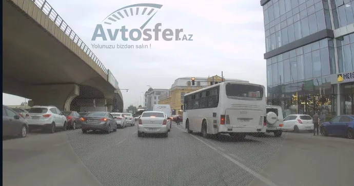 Bu avtobus zolağında sağa dönməyə qırıq xətt qoyulmayıb: Sürücülər qayda pozmağa məcbur olur VİDEO
