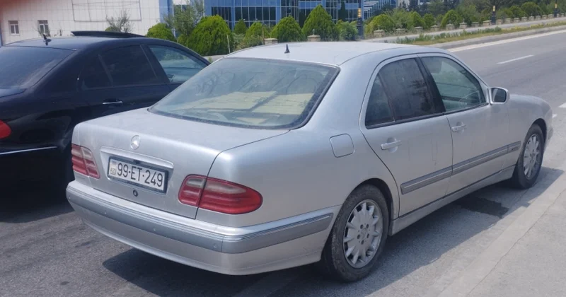 Şamaxıda Mercedes ana və qızını vurdu FOTO