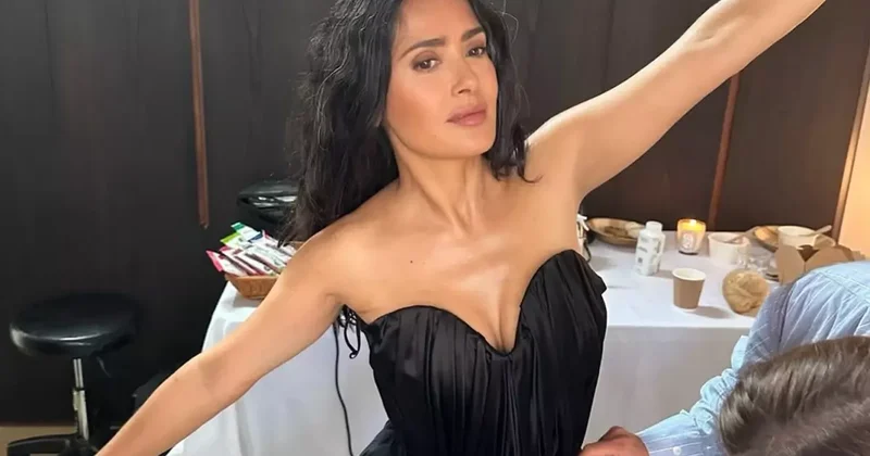 58 yaşlı Hollivud ulduzu Salma Hayek cəsarətli bikinili görüntüləri ilə gündəm oldu