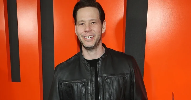Ike Barinholtz İlon Maskı canlandıracaq