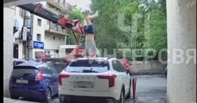 Yeniyetmə qız hündürlükdən başıüstə “Haval”ın üstünə düşdü VİDEO
