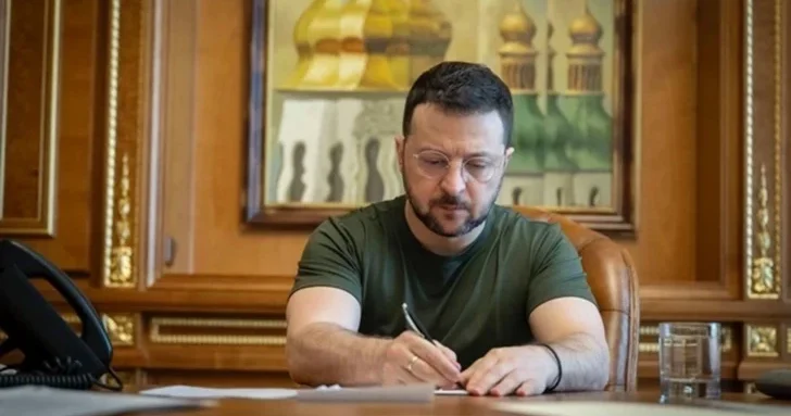 Зеленский продлил военное положение и мобилизацию до конца осени
