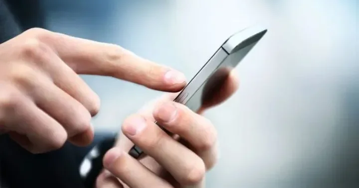 400 bal toplayan abituriyentin telefonu olmayıb Mobil telefon təhsilə əngəlmi, fürsətmi?