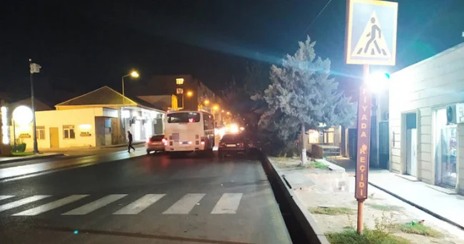 Bakı səkilərinin işğal ı davam edir, piyada yeriməyə yol axtarır... Ya cərimə yoxdur, ya da tətbiq edən