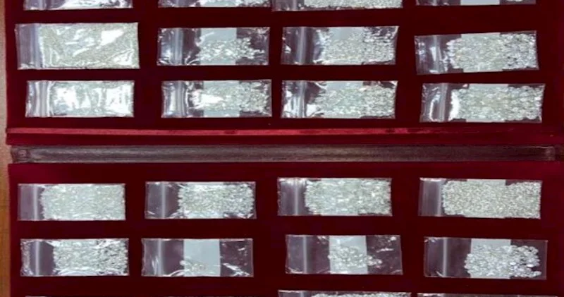Dubaydan gətirdiyi brilyantları gömrükçülər tapdı