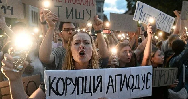Ukraynada yeni qanun qüvvəyə mindi, minlərlə insan küçələrə axışdı