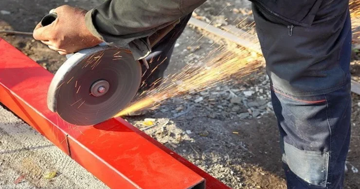 Bakıda DƏHŞƏT: laqunda kişinin üzünü kəsdi