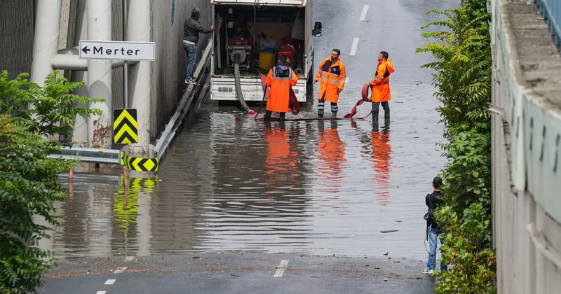 İstanbulda güclü yağış həyatı iflic etdi