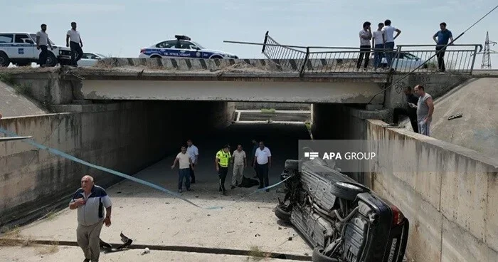 “Mersedes” körpüdən aşdı, keçidə düşdü: 2 nəfər... Video