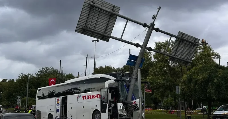 İstanbulda avtobus qəzası: 30 nəfər yaralandı VİDEO