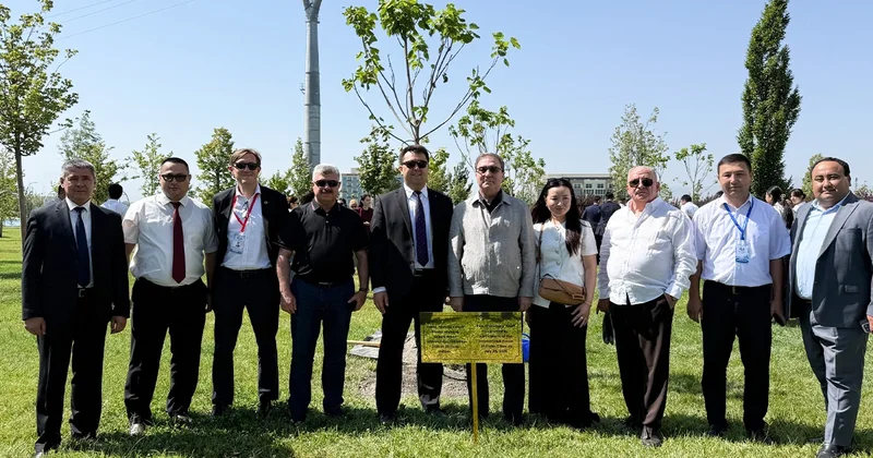 Niyazi Bayramov Səmərqənddə ağacəkmə aksiyasında Fotolar
