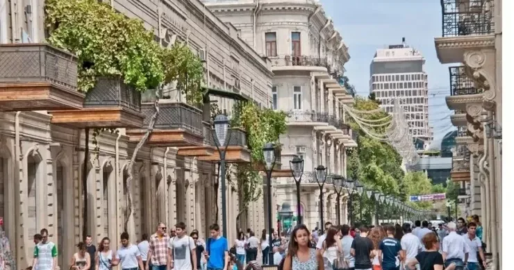 Torqovı da 12 yaşlı qız turisti qarət etdi, atası həbs olundu